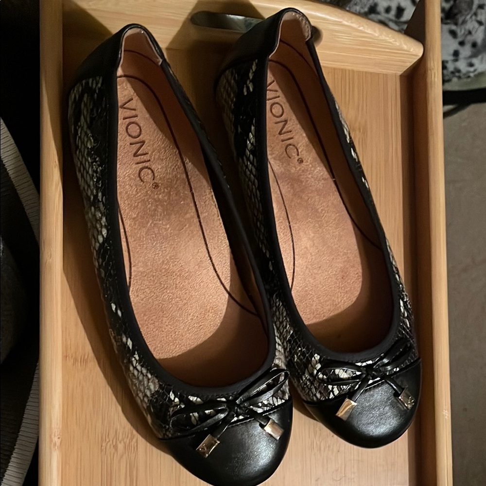 Vionic Women's faux snakeskin Ballet Flats 6.5 Wide